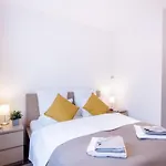 Sunny 2Br With Balcony At Szoevetseg Street