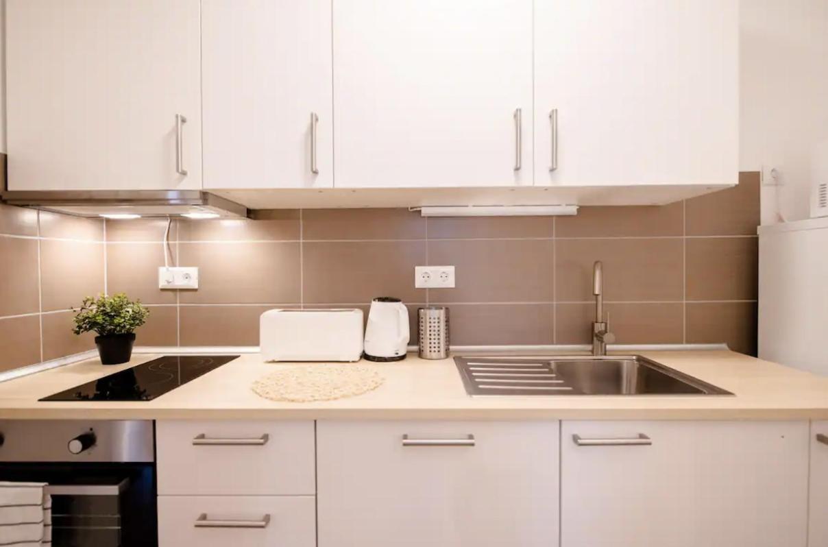 Apartment Sunny 2br With Balcony At Szoevetseg Street *