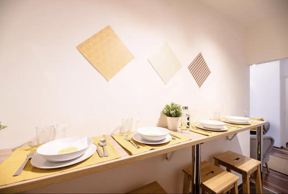Sunny 2br With Balcony At Szoevetseg Street Apartment