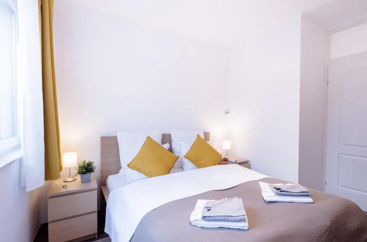Apartment Sunny 2br With Balcony At Szoevetseg Street