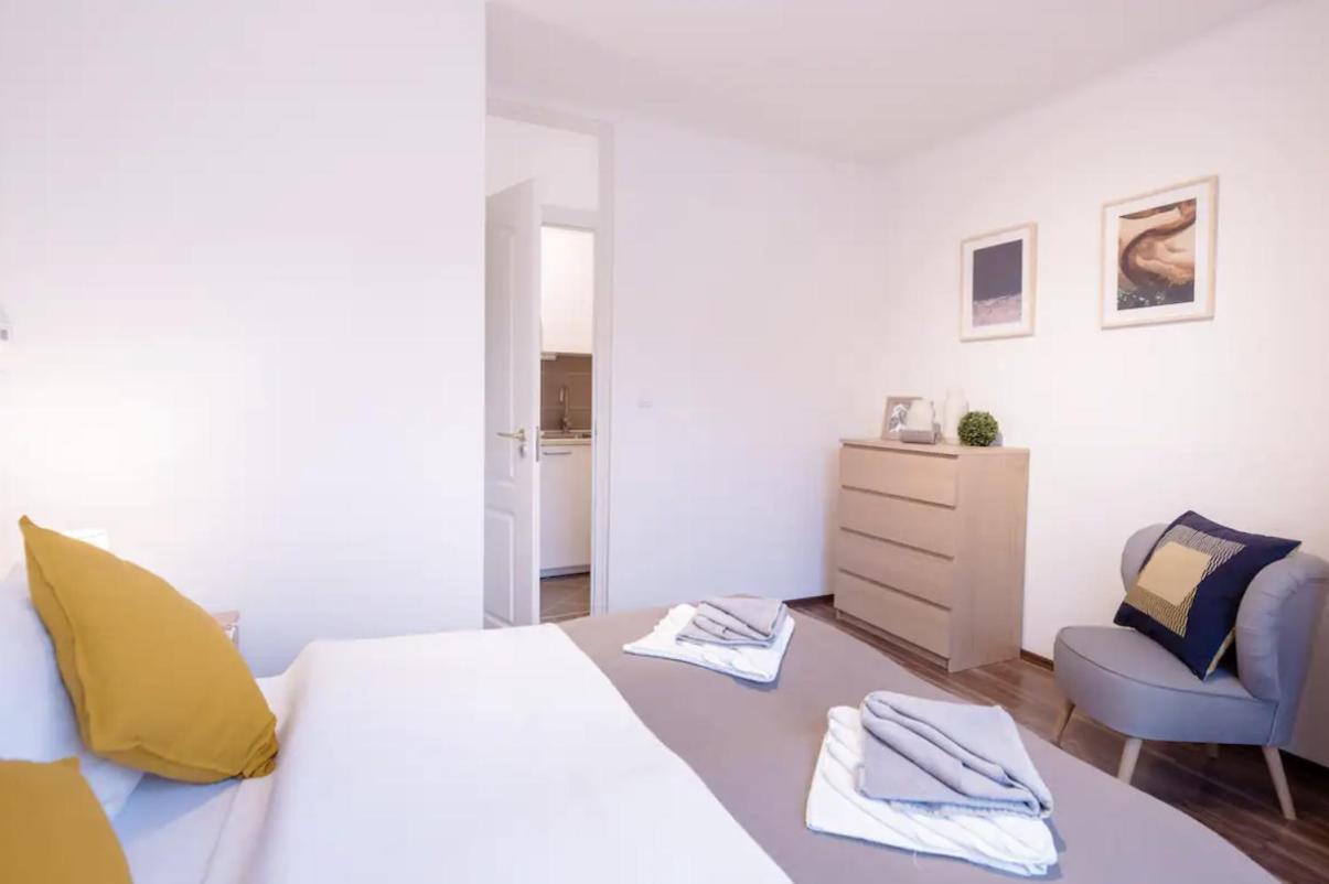 Apartment Sunny 2br With Balcony At Szoevetseg Street