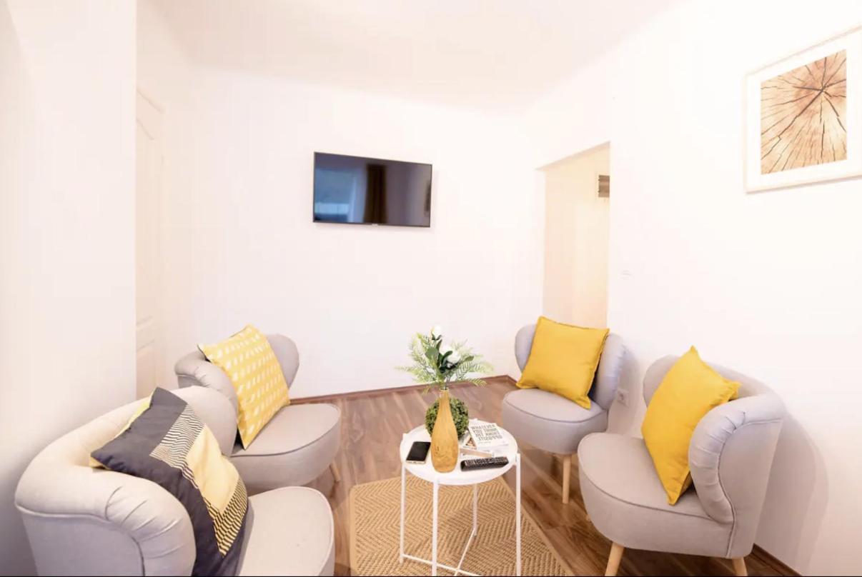 Apartment Sunny 2br With Balcony At Szoevetseg Street *